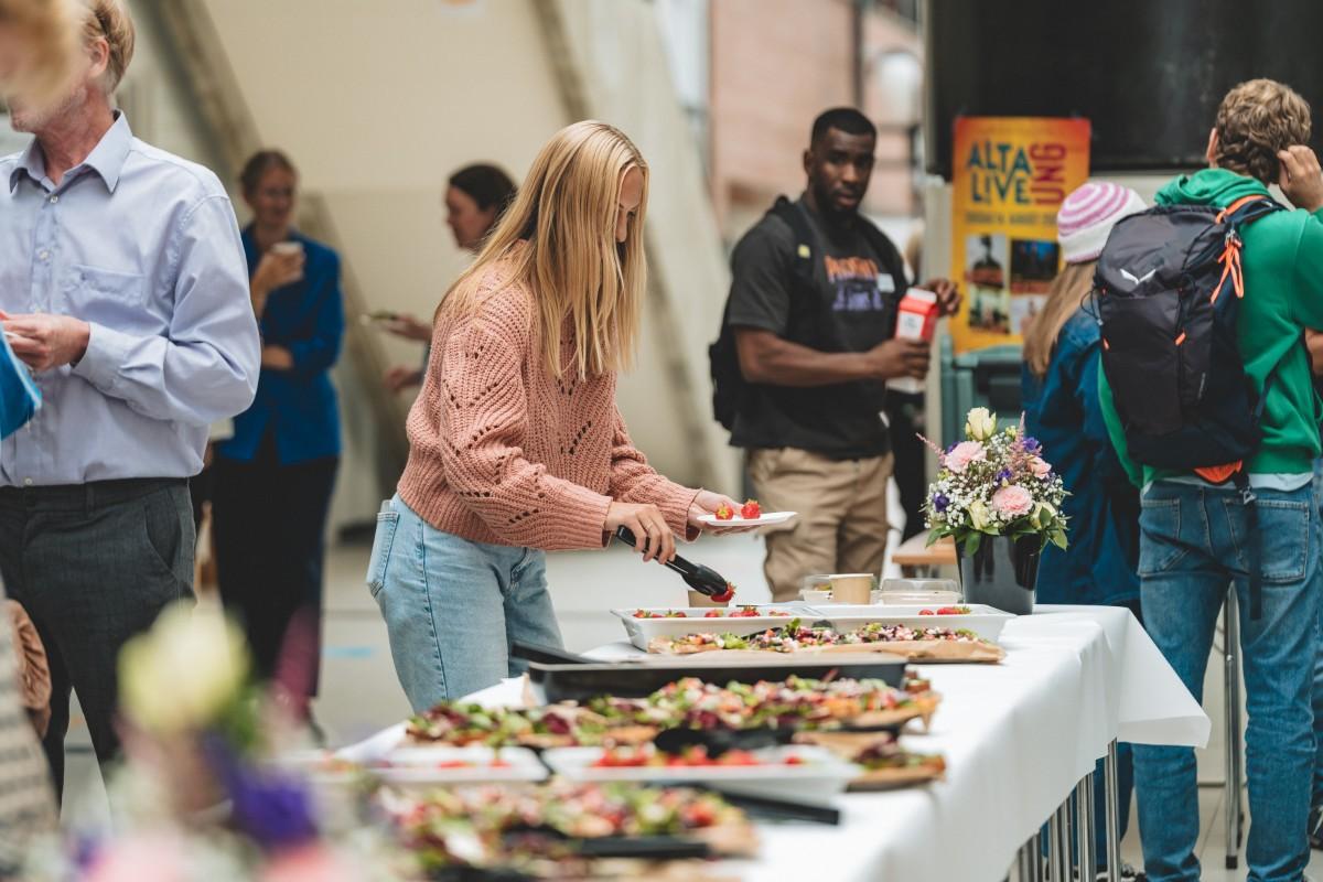 studiestart alta 2025.jpg En kvinne forsyner seg fra en buffet